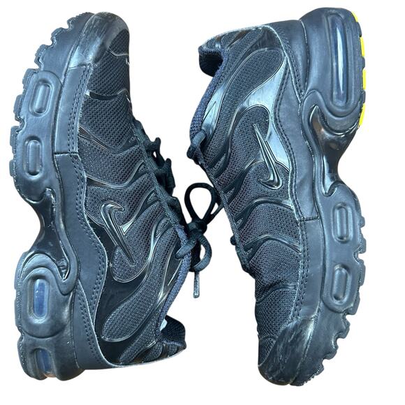 Nike Air Max Plus Little Kids' Shoes (CD0610-001, Black/Black-Black) Size 3Y - Picture 5 of 16